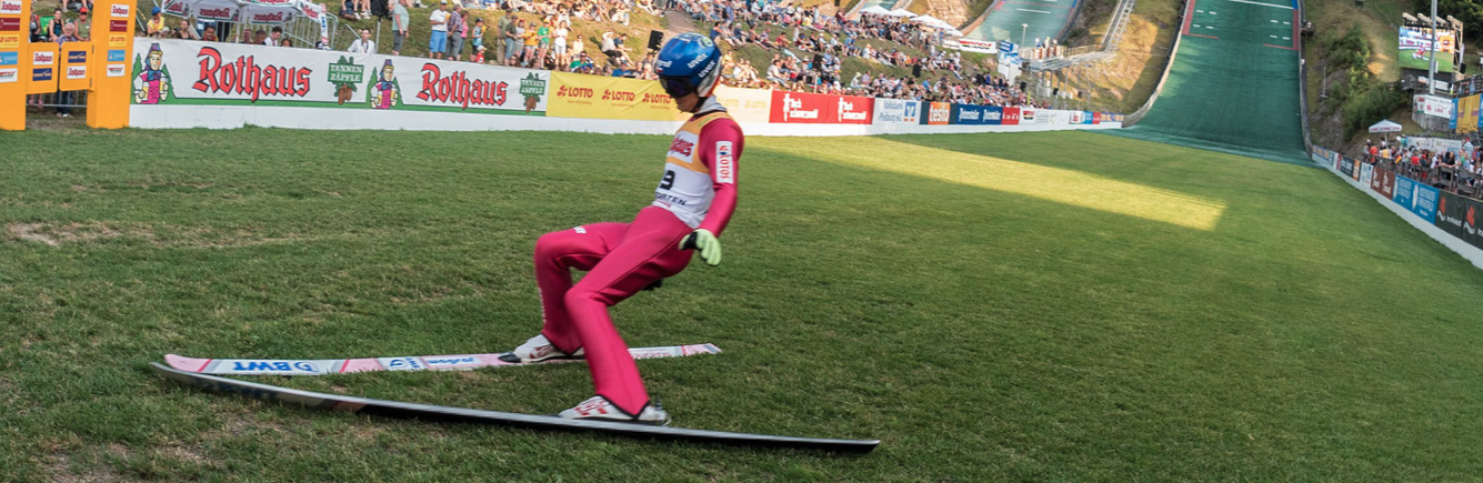 Das Sommerskispringen in Hinterzarten ist einmal jährlich das Mekka des Weltskisprungzirkus.