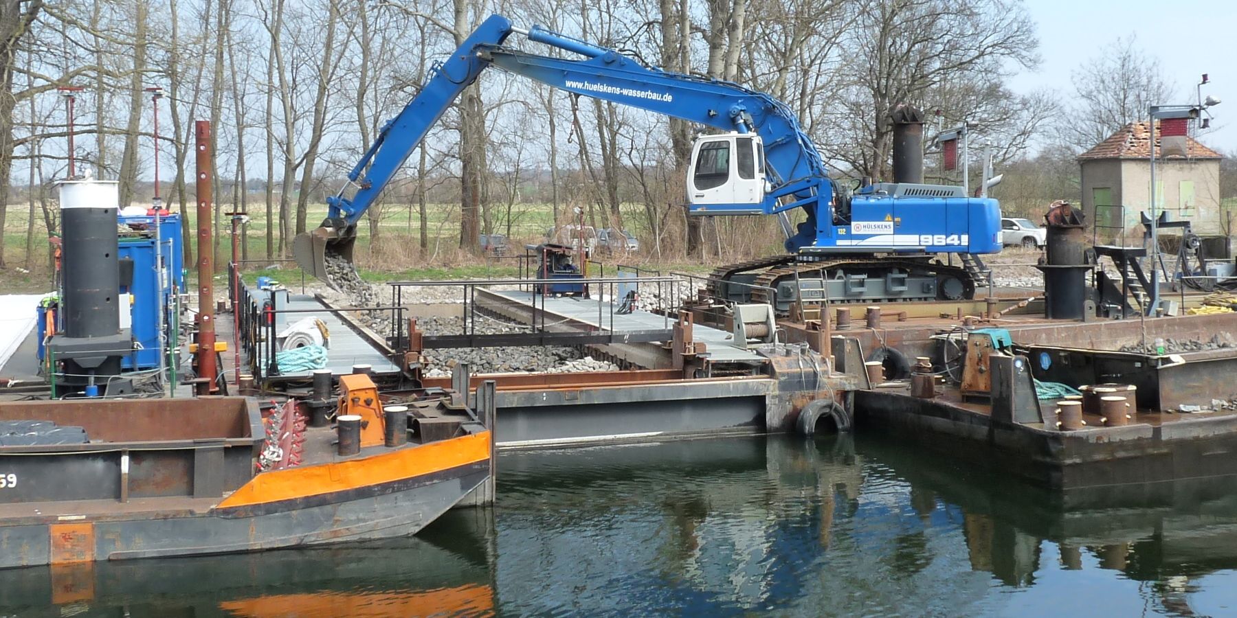 Schonprogramm für alte Bäume: Die Baggerarbeiten am Nordufer wurden vom Wasser aus erledigt